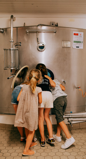 Visite_1 enfants regardant à l'intérieur d'une cuve de fermentation