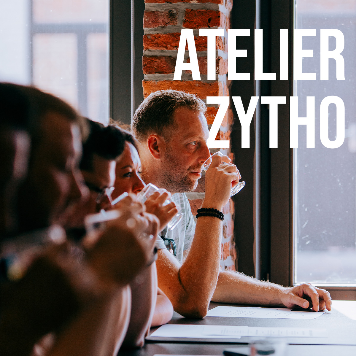 zytho Homme qui sent un verre de bière de dégustation