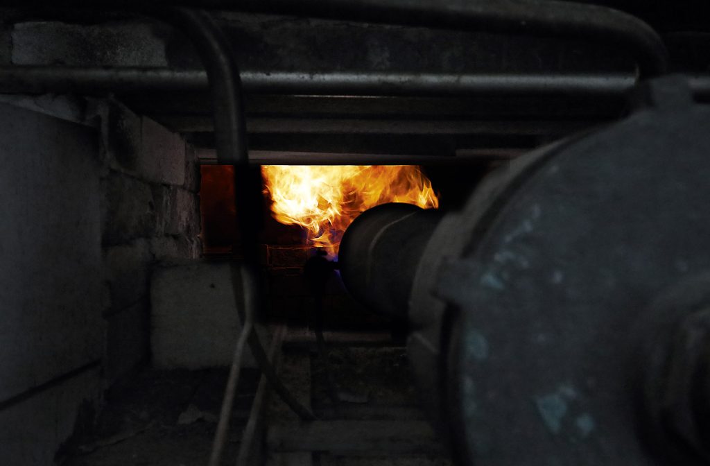 Le chauffage à feu nu de la Brasserie Dupont. Une flamme chauffe le fond de la cuve d'ébullition.